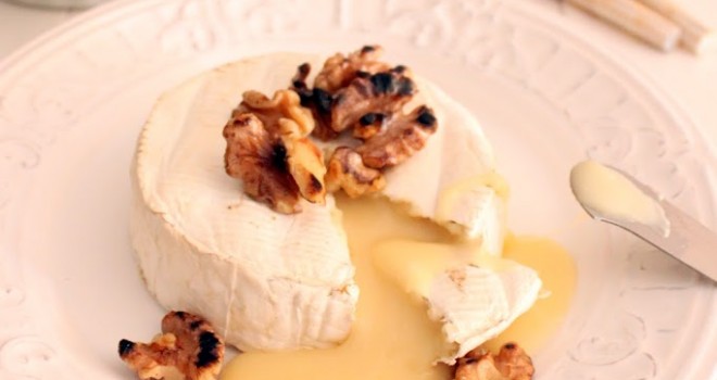 Camembert fundido con nueces tostadas