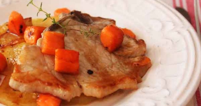 Chuletas con patatas y papaya salteada