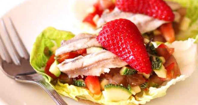 Ensalada de cogollos con fresas y boquerones escabechados al limón