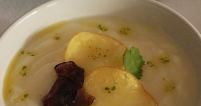 Crema de patatas con chips de patata violeta