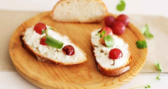 Crostini de queso de cabra y uvas con pan de l’Espiga d’Or