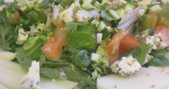 Ensalada de roquefort, salmón y manzana