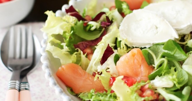 Ensalada de temporada con granadas, salmón y queso de cabra