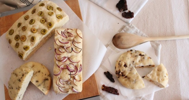 Focaccia en diferentes versiones (tomates secos, tomillo, olivas y cebolla)