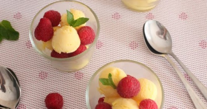 Helado de mango con frambuesas