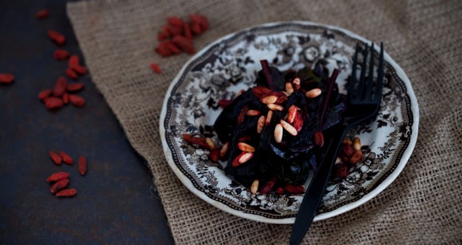 Hojas de remolacha con piñones y bayas de Goji