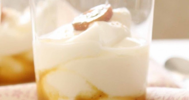 Mousse de yogur con confitura de tomates verdes