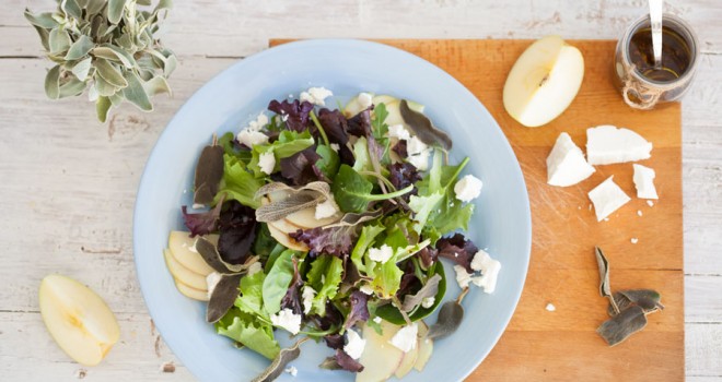 Ensalada de manzana con salvia y miel