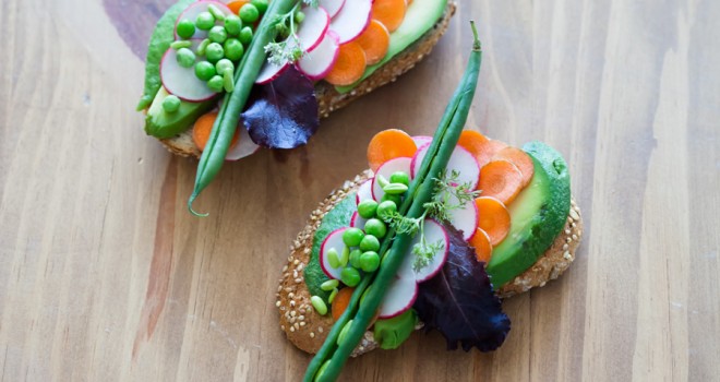 Tostada de aguacate con judías