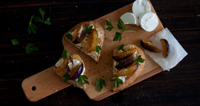 Crostini de tomates morados