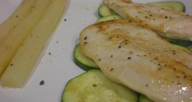 Pechuga de pollo con calabacín y espárragos
