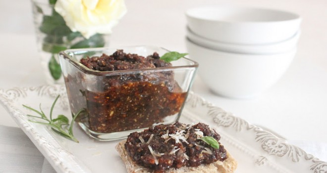 Crostini con Pesto Rojo