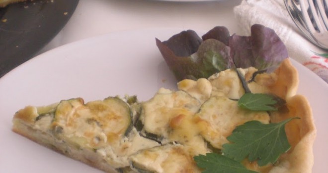 Quiche de ajos tiernos y calabacín con crema de queso azul