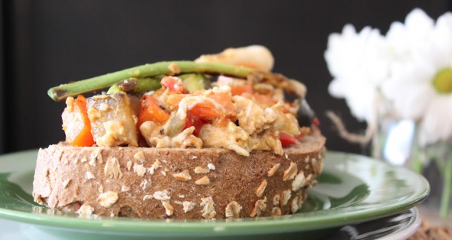 Revuelto de verduras sobre pan de cereales