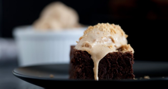 Brownie con helado de turrón