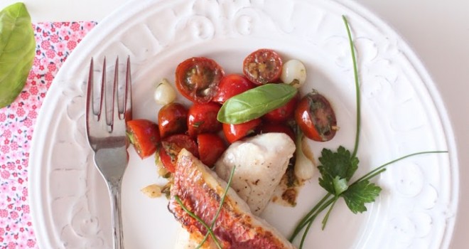 Salmonetes con tomates asados
