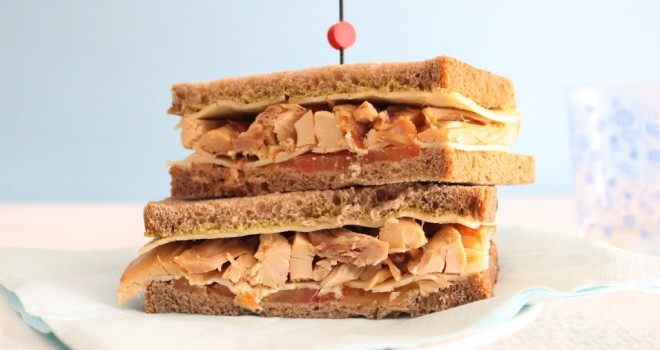 Sandwich de pollo con havarti y mostaza de hierbas