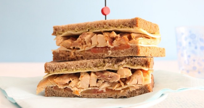 Sandwich de pollo con havarti y mostaza de hierbas