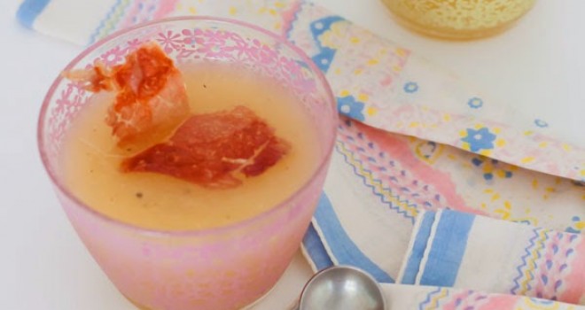 Sopa de melón con crujiente de jamón. Refrescante y fácil.