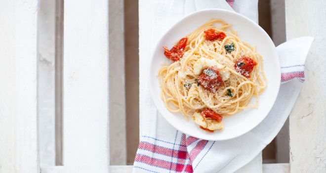 Espaguetis con tomates cherry y mozzarella