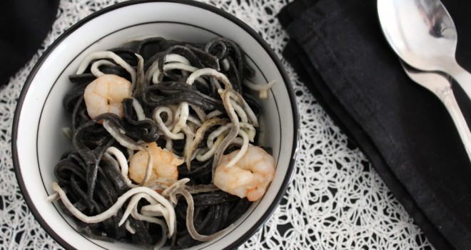 Tagliatelli negro con gulas y gambas con toque picante