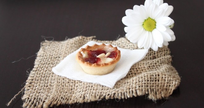 Tartaletas de queso de cabra y mermelada de frambuesa