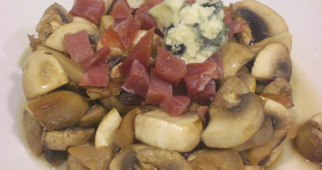 Timbal de champiñones, queso azul y jamón