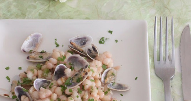 Mini judías blancas con tallarinas de mar o coquinas