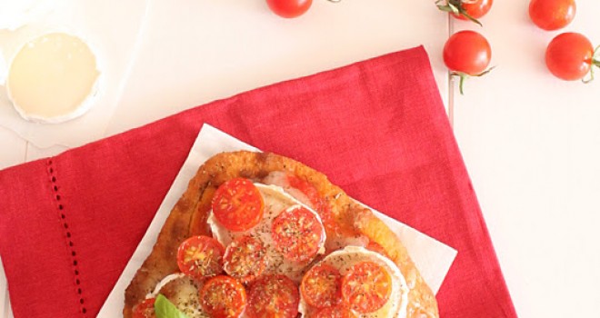 Pizza frita de cherry, queso de cabra y albahaca